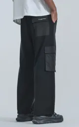 Pantalón jogger negro con múltiples bolsillos, botamanga regulable y cintura elastizada. Confeccionado en algodón combinado con microfibra y calce relaxed fit.