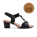 Sandalia de cuero negra con taco bloque bajo, tira delantera con detalle de adorno metálico y tira trasera con ajuste elástico.