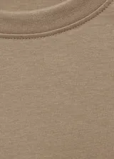 Remera color beige de manga larga con cuello redondo.