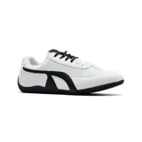 Championes deportivos negros con detalles en blanco, cordones blancos y logo de la marca en el lateral.