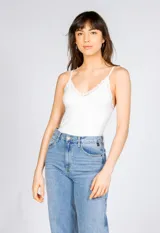 Musculosa gris de breteles finos regulables con detalle de encaje en el escote.