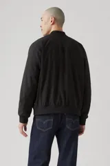 Campera bomber negra con cierre frontal, cuello redondo y bolsillos laterales.