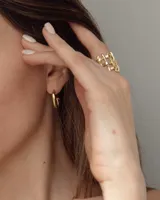 Anillo dorado con diseño geométrico calado.