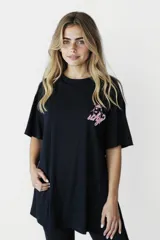 Remera negra de corte holgado con estampado pequeño en el pecho con la palabra 'why?' en color rosa.