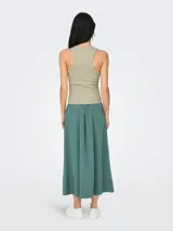 Musculosa color verde claro con cuello redondo y detalle de brillo.