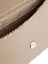 Cartera de hombro Calvin Klein color beige con textura pebble, correa ajustable, solapa con cierre magnético, bolsillos interiores y logo CK en el frente.