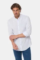 Camisa celeste a rayas de lino, con cuello mao y corte slim.