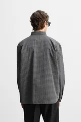 Camisa relaxed fit confeccionada en tejido de algodón con origen italiano. Cuello solapa y manga larga acaba en puño con botón. Bajo con aberturas laterales. Cierre frontal de botonadura. Colección especial Origins.