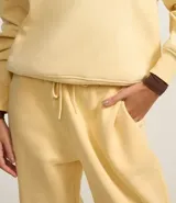 Pantalón jogger color amarillo claro, con cintura elástica y cordón de ajuste. Confeccionado en algodón con forro de polar.