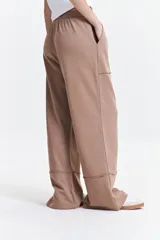 Pantalón de felpa celeste con cintura elastizada ajustable y bolsillos laterales.
