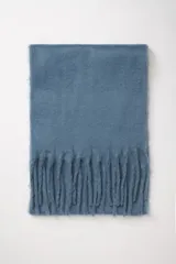 Bufanda rectangular azul con flecos en los extremos.
