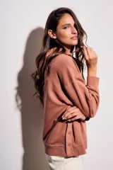 Sweater con capucha color negro, con cordones ajustables y botones en el escote.