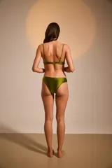 Bombacha de bikini vedetina color cobre, con detalle de frunce y apliques metálicos dorados en los laterales.