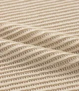 Remera de hombre color beige, corte slim fit, cuello redondo y manga corta. Tejido de punto acanalado texturizado.