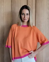 Buzo de punto color verde kiwi con cuello, puños y ruedo en azul.