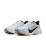 Championes Nike Pegasus Plus de mujer, color blanco con detalles en negro.