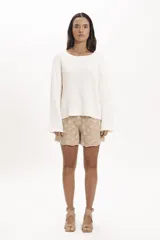 Short color beige con bordado calado y cintura elastizada.