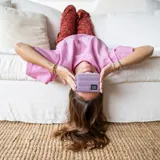 Billetera corta con cierre alrededor y tapa, confeccionada en tela capitoneada. Incluye varias reparticiones con tarjeteros y bolsillos internos, y una correa de mano desmontable. Disponible en negro, rojo y dorado.