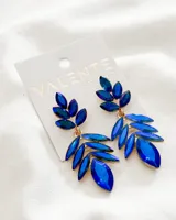 Aros colgantes con forma de hojas, con gemas facetadas color azul y engarce dorado.
