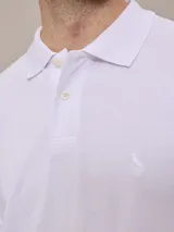 Chomba negra de piqué de algodón, corte clásico, con cuello y mangas acanalados y tapeta con dos botones blancos. Logo bordado en el pecho.