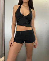 Microshort negro con cintura alta y corte ajustado.