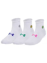 Pack de tres pares de medias Under Armour Essential Novelty, de corte tobillero y color blanco con detalles de logos y diseños en diferentes colores.