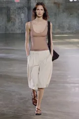 Camiseta de algodón color beige, de corte ajustado, escote redondo y sin mangas.