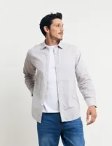 Camisa celeste de manga larga con cuello button-down, confeccionada en tejido rústico de algodón y lino.