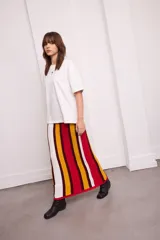 Falda larga tejida con rayas horizontales de colores rojo, amarillo, blanco y marrón.