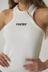 Musculosa de morley blanca con escote en U y estampado 'POETRY' en el frente.