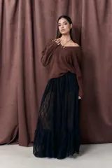 Pollera larga de encaje color negro, con cintura elastizada y volados en el ruedo.