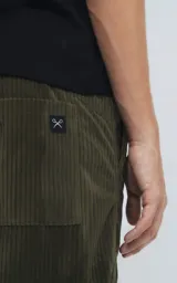 Pantalón cargo de corderoy color verde militar, corte regular y seis bolsillos.