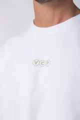 Remera negra de algodón grueso, corte cuadrado y manga corta. Estampado frontal pequeño con tres círculos concéntricos y letras en su interior. Estampado trasero grande con la frase "Designed in South America, Worldwide Clothes".