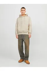 Canguro color crema con capucha y cordones ajustables. Estampado en relieve con la palabra "ORIGINAL" y el logo de la marca Jack & Jones.