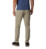 Pantalón de trekking color beige, con tecnología Omni-Shield de repelencia al agua y Omni-Shade de protección solar UPF 50. Cuenta con elástico parcial en la cintura, bolsillos para las manos, bolsillo de seguridad con cremallera y bolsillos traseros.