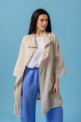 Campera larga color camel, confeccionada en lino, con corte holgado y mangas largas.