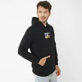 Buzo canguro negro con capucha ajustable y bolsillo frontal. Logo CAT blanco y amarillo estampado en el pecho.