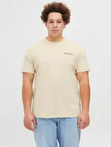 Remera color beige de manga corta con cuello redondo y logo de la marca estampado en el pecho.