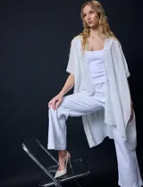 Kimono blanco de gasa con apliques de brillos, marca Jessica Mc Clintock.