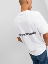 Camiseta blanca de manga corta y cuello redondo con calce relajado.