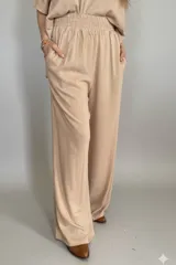 Pantalón palazzo color beige de lino, con cintura elastizada y bolsillos laterales.