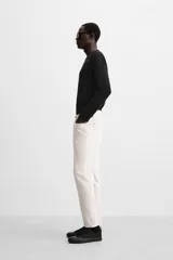 Camiseta negra de manga larga y cuello redondo, corte slim fit.