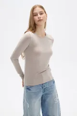 Remera color gris de lyocell, de manga larga, corte ajustado y cuello redondo.