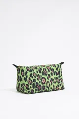 Neceser grande de nylon con estampado animal print en tonos verde, negro y rosa. Tiene estructura blanda, cierre con cremallera, logo de la marca y bolsillo interior.