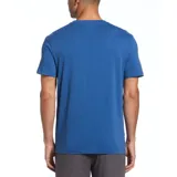 Remera azul de manga corta, confeccionada en algodón. Presenta cuello redondo y bolsillo de parche en el pecho con logo bordado de pingüino.