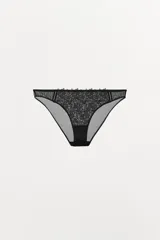 Braguita tiro alto de tejido mesh color negro, con cintura elástica y aplicación de encaje floral en la parte delantera.
