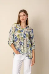 Camisa de dama con estampado floral en tonos azules y verdes, de corte holgado y mangas 3/4.