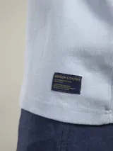 Camiseta de manga corta color azul marino, con cuello redondo y calce holgado.