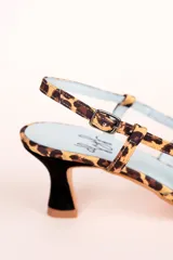 Zapatos de tacón slingback con estampado animal print, punta fina, lazo decorativo y tacón kitten.