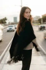 Ruana tejida en lana merino color amarillo pastel, con terminación de flecos.